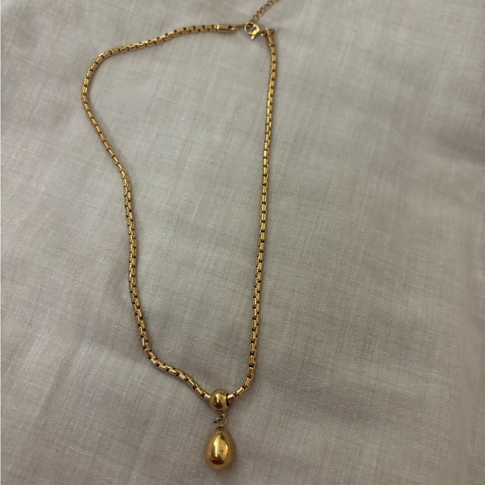 Elegant Gold Necklace